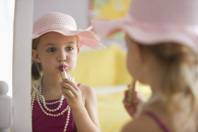 O limite entre brincadeira e exagero: crianças podem usar maquiagem? O limite entre brincadeira e exagero: crianças podem usar maquiagem?