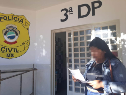 Momento em que mãe de vítima registra B.O. na 3ª DP - Imagem cedida