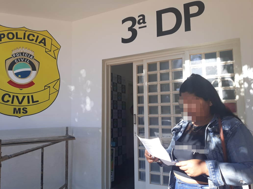 Momento em que mãe de vítima registra B.O. na 3ª DP - Imagem cedida