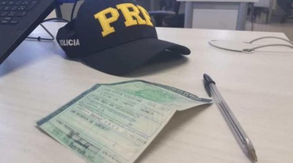 Ele fazia manobras perigosas na rodovia, além disso, trafegava na faixa contrária - Divulgação/PRF