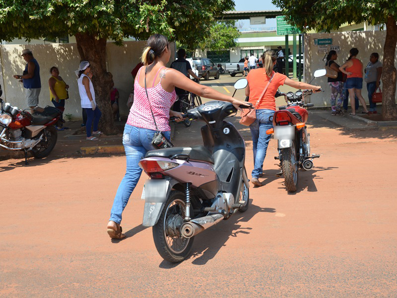 Motoristas enfrentam longas filas para submeter veículos à vistoria exigida por lei - Claudio Pereira/JP