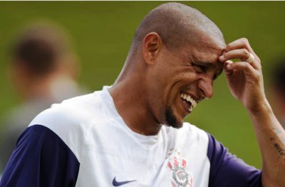 Roberto Carlos estava fora, mas Mano Menezes mudou de ideia -