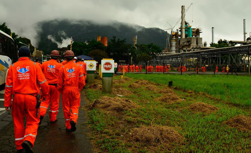 Litro da gasolina passará a ser vendido por R$ 1,4337 amanhã nas refinarias, dois centavos a menos que o preço de hoje: R$ 1,4537 - Arquivo/Rovena Rosa/Agência Brasil