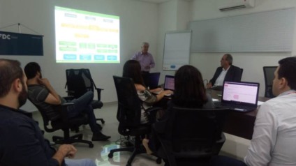 Diretores e gestores do Grupo RCN de Comunicação, durante curso com o professor Marcos Ramos - Valdecir Cremon/JPNews
