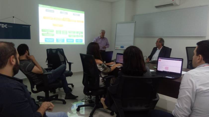 Diretores e gestores do Grupo RCN de Comunicação, durante curso com o professor Marcos Ramos - Valdecir Cremon/JPNews