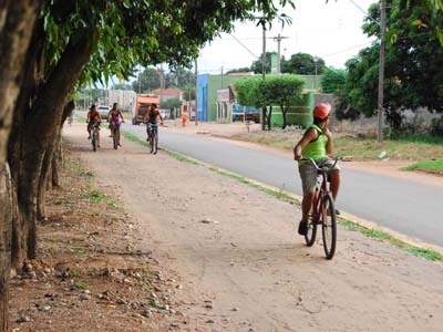 Ciclistas trafegam pela ciclovia inacabada na avenida Filinto Muller -