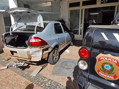 19,2 quilos de cocaína que estavam escondidos dentro da lataria e próximos ao porta-malas de um Corsa -