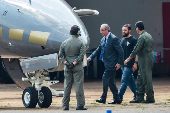 Cunha é levado a embarque em avião da PF, com destino a Curitiba - Wilson Martins/Agência Brasil