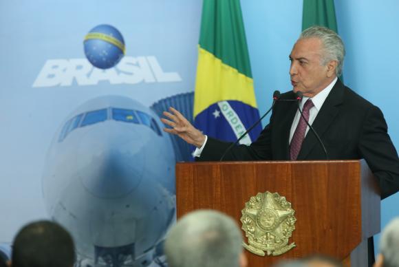 Presidente Michel Temer participa de cerimônia de assinatura de contratos de concessões dos aeroportos de Fortaleza, Porto Alegre, Salvador e Florianópolis - Antonio Cruz/Agência Brasil