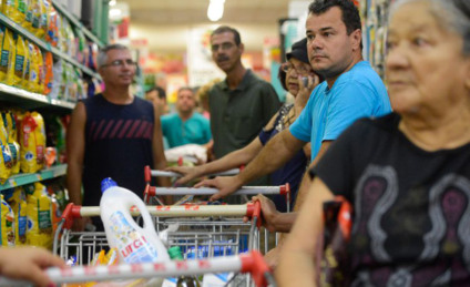 Consumidor sentiu no bolso aumento da inflação - Arquivo/Tânia Rêgo/Agência Brasil Consumidor sentiu no bolso aumento da inflação - Arquivo/Tânia Rêgo/Agência Brasil