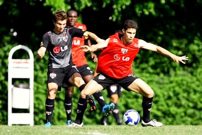 Hernanes (dir.) comanda o meio campo Tricolor contra o Barueri -
