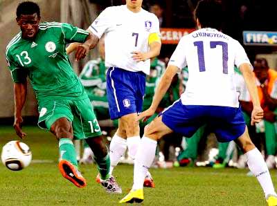 Coreia do Sul (branco) enfrenta o Uruguai nas oitavas -