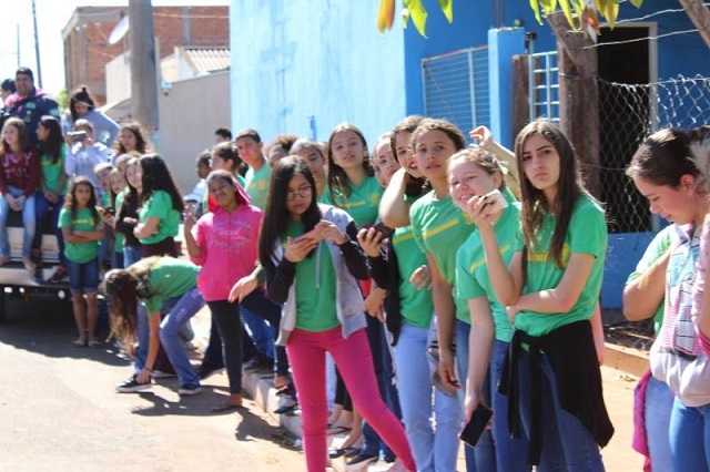 Famílias mudam rotina e gastam até 15 Reais por dia para enviar filhos à escola após corte em transporte - Reprodução / Rede social