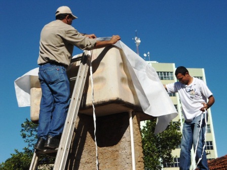 Agentes realizam a limpeza nas caixas d?água -