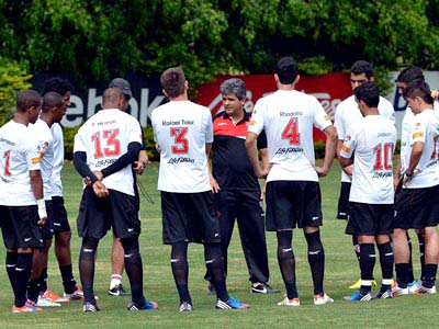 Técnico Ney Franco orienta atletas antes do treino no CT Tricolor -