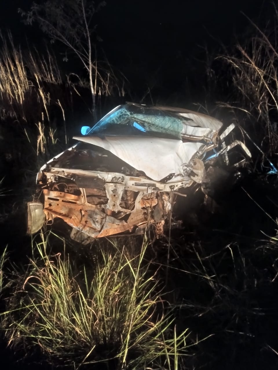 Colisão entre carro e caminhão deixou uma vítima fatal neste sábado em Três Lagoas - Imagens cedidas/Corpo de Bombeiros