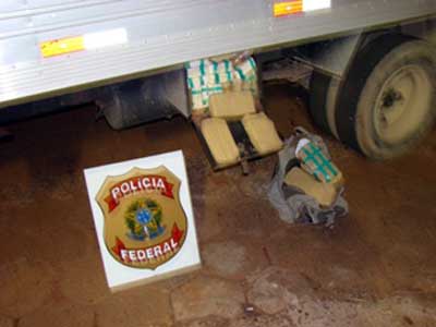 A droga estava distribuida em pacotes dentro do local onde se guarda a caixa de ferramentas do caminhão -