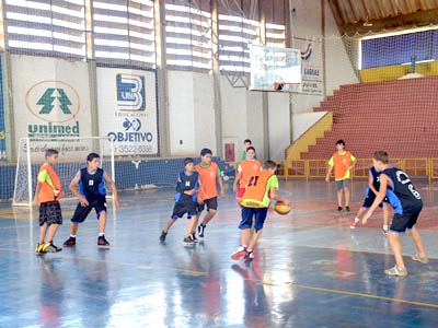 Atletas do basquete treinam para os Jats no Ginásio de Esportes -