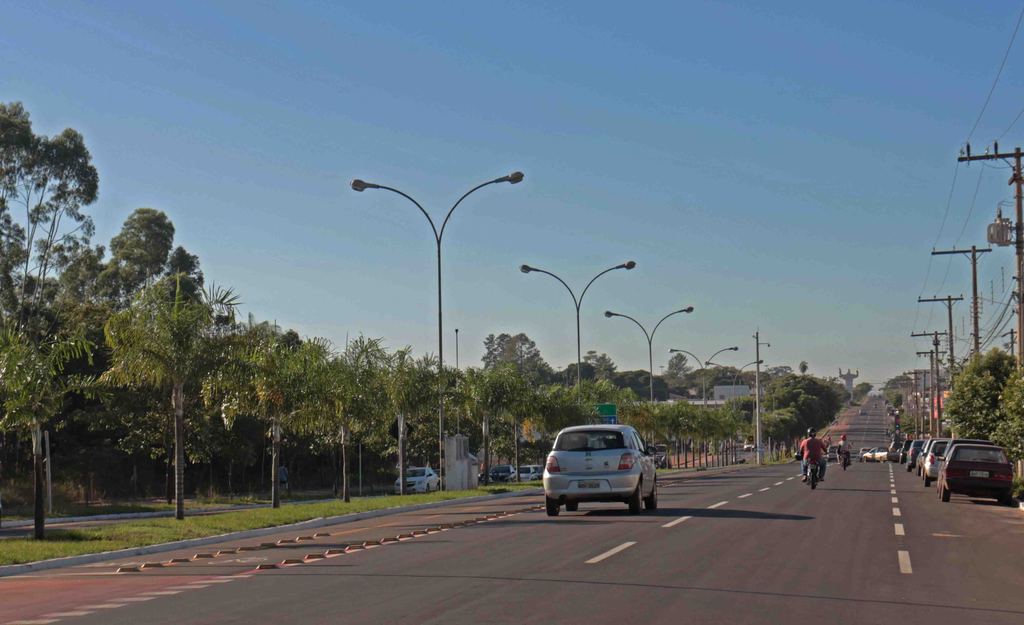 Manhã de segunda-feira (29) e o começo da movimentação de veículos na avenida Capitão Olyntho Mancini, em Três Lagoas - Hugo Leal/ JPNEWS