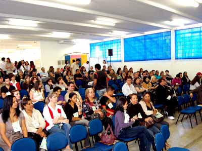Professores se reúnem no anfiteatro da escola Jomap -