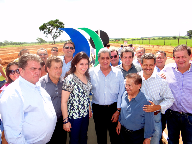 Autoridades durante inauguração da obra - Divulgação