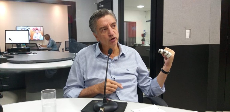 Dagoberto Nogueiro conversou com o governador Reinaldo Azambuja e o presidente da Associação Brasileira das Empresas Aéreas para mudar realidade dos vôos no Estado - Foto: Isabelly Melo/CBN Dagoberto Nogueiro conversou com o governador Reinaldo Azambuja e o presidente da Associação Brasileira das Empresas Aéreas para mudar realidade dos vôos no Estado - Foto: Isabelly Melo/CBN