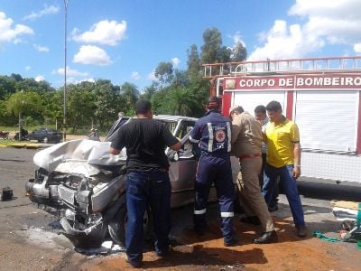 Motorista foi retirado das ferragens pelo Corpo de Bombeiros -