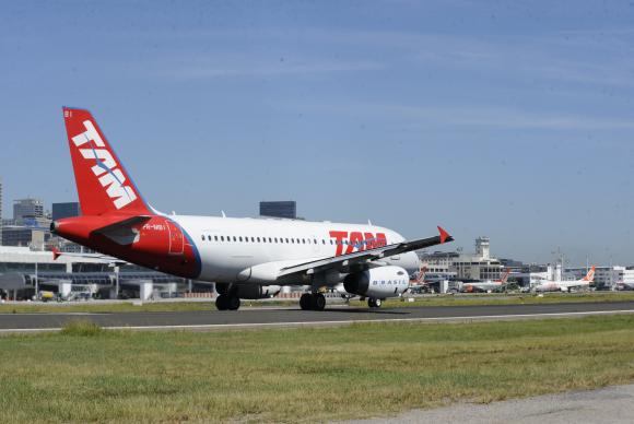 Passagens aéreas promocionais ficaram mais caras em 2015, diz site
