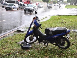 Motocicleta teve que ser retirada da pista -