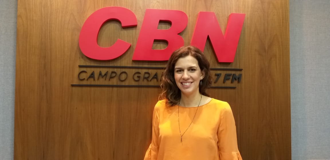 Médica dermatologista Thaísa Saddi Tannous Silvino nos estúdios da CBN em Campo Grande - Isabelly Mello/CBN CG