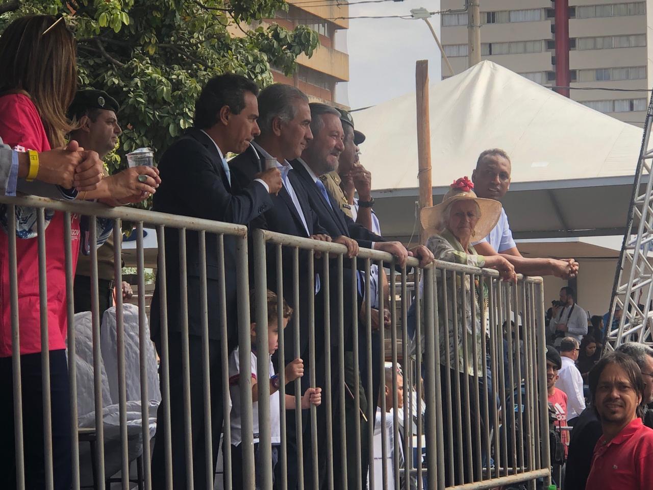 No palanque das autoridades prefeito Marquinhos Trad e o governador Reinaldo Azambuja prestigiam o evento - Israel Espíndola/CBN