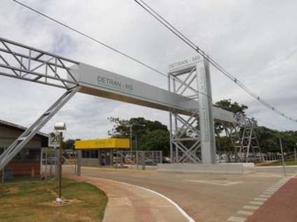Segundo o Detran, os proprietários dos veículos listados já foram notificados, e têm o prazo de 15 dias para oferecer defesa da autuação ou informar o condutor infrator - Detran-MS