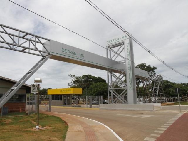 Segundo o Detran, os proprietários dos veículos listados já foram notificados, e têm o prazo de 15 dias para oferecer defesa da autuação ou informar o condutor infrator - Detran-MS