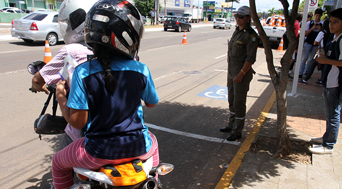 Estacionar em local proibido, mesmo que seja só por um minutinho pode resultar em multa e alguns pontos na CNH - Divulgação