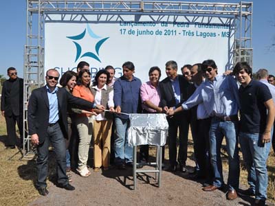 Autoridades descerraM a placa no lançamento da pedra fundamental -
