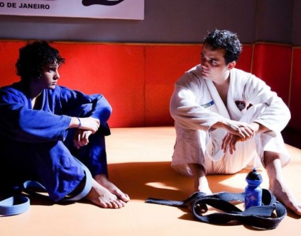 Em Tropa de Elite 2, Capitão Nascimento (Wagner Moura) conversa com o filho Rafael (Pedro Van-Held) -