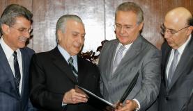 Presidente interino Michel Temer entrega ao presidente do Senado, Renan Calheiros, a proposta de revisão da meta fiscal - Agência Brasil Presidente interino Michel Temer entrega ao presidente do Senado, Renan Calheiros, a proposta de revisão da meta fiscal - Agência Brasil