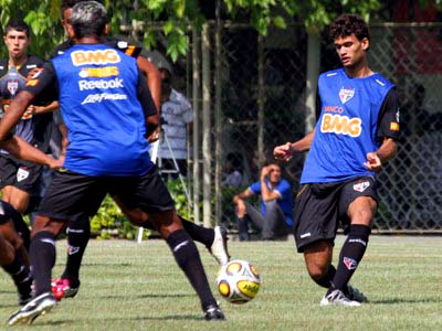 Willian José (dir.), recém contratado, deve iniciar a partida no banco de reservas - Willian José (dir.), recém contratado, deve iniciar a partida no banco de reservas -