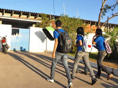 Escolas estaduais retornam ontem, mas alunos reclamam da falta de professores -