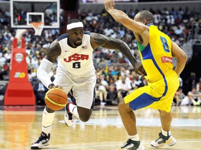 Lebron James (esq.) fez a diferença na partida: 30 pontos anotados -