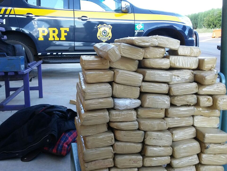 Pelo transporte da droga o motorista receberia R$ 5 mil - Divulgação/PRF Pelo transporte da droga o motorista receberia R$ 5 mil - Divulgação/PRF