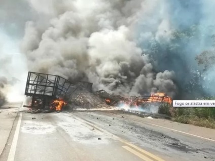 Fogo se alastra em veículos após acidente envolvendo cinco automóveis - Emerson Dantas/Jornal da Nova