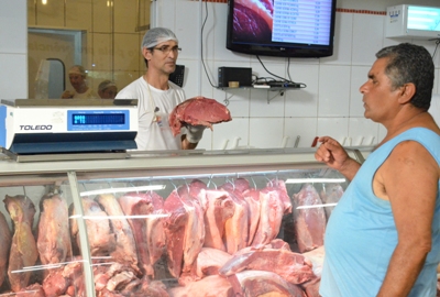 Consumidores sempre estão a procura de ofertas e buscam alternativas em frango e suíno -