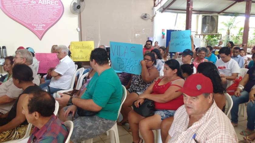 Pacientes realizam ato de protesto contra ameaça ao benefício - Loraine França/CBN