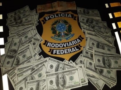 O dinheiro estava preso às pernas do homem, além dos dólares o paraguaio também levava R$3mil - Divulgação/PRF