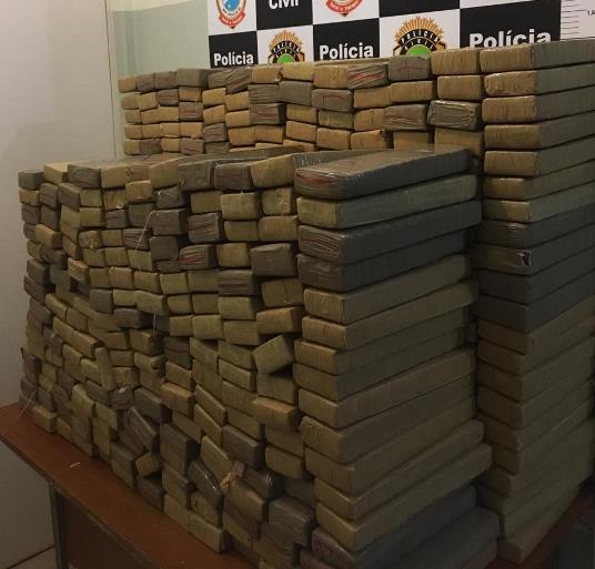 Na busca no veículo, os policiais localizaram 410 quilos de maconha - Divulgação