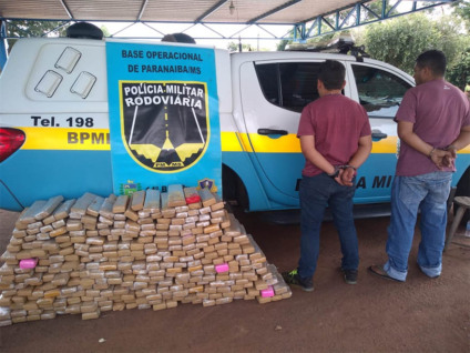 Carga estava distribuída em fundo falso e na lataria do veículo - Imagem cedida/PMR