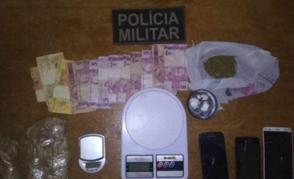 Na casa dele, os PMs localizaram  duas balanças de precisão e R$ 130 - Divulgação/PM
