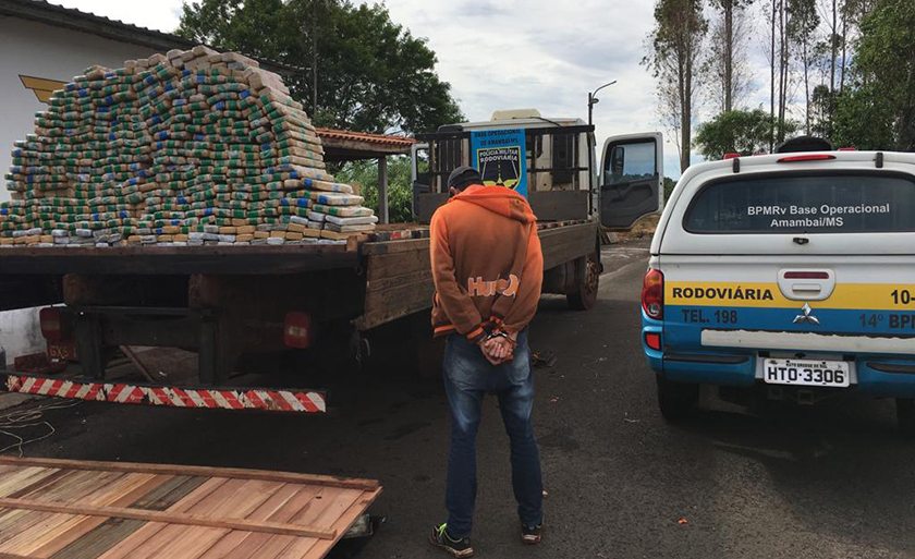 Motorista junto com o caminhão e as drogas foram encaminhados para a Delegacia de Polícia de Amambai - Divulgação/BPMRv