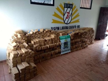 As drogas e o veículo foram encaminhados para a Delegacia de Polícia Civil de Laguna Carapã - Foto: Divulgação/PM